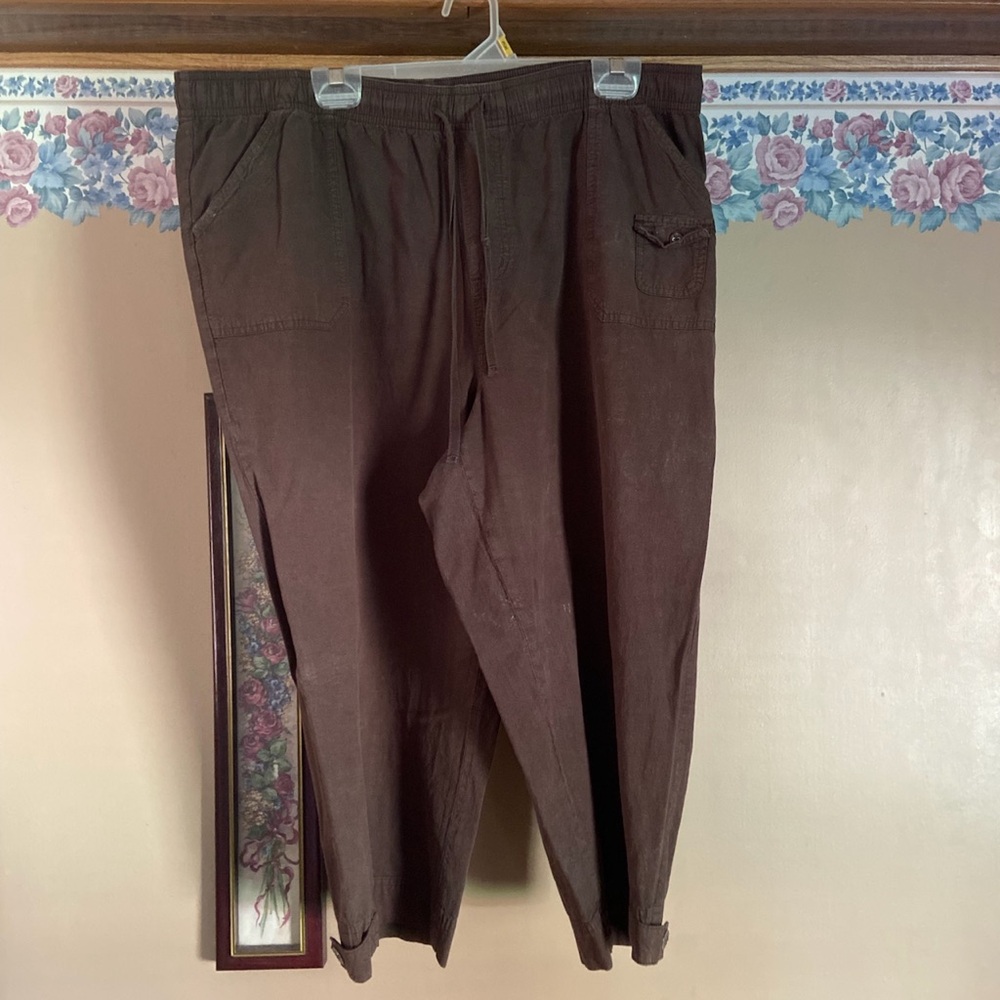 Women’s plus size 14/16w brown Capri pants. Essentials brand
